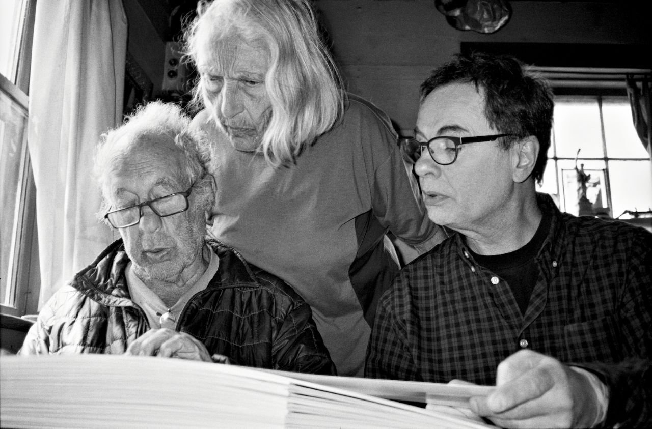 左起：美國攝影大師羅伯．法蘭克（Robert Frank）與他的藝術家伴侶瓊．利夫（June Leaf）、德國出版巨匠格哈德．史泰德（Gerhard Steidl）。（圖／Steidl）
